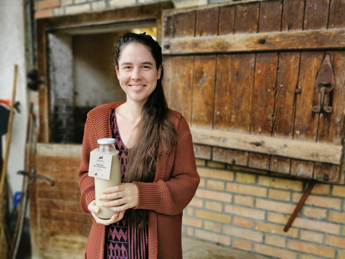 Auf dem Hübelihof produziert Leandra Brusa einen  Haferdrink, den sie in verschiedenen Läden, aber auch online verkauft. Den Hafer dafür baut sie gemeinsam mit ihrem Mann Urs an. (Bild Urs Marti)