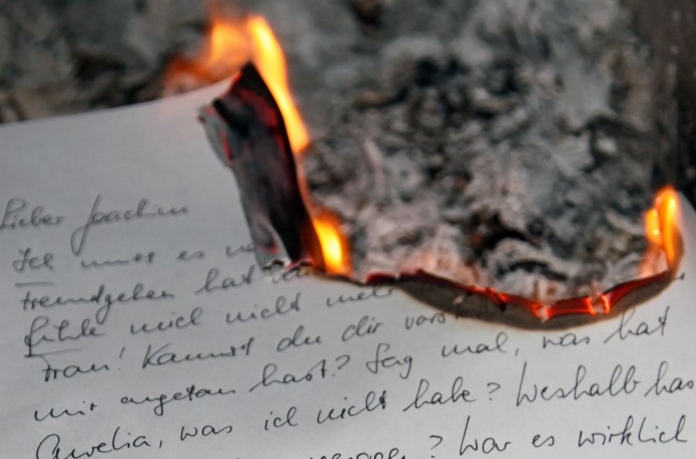 Enttäuscht und verletzt zu werden ist eine schmerzvolle Erfahrung. Wer seine Empfindungen aufschreibt und sie anschliessend vernichtet, kann damit einen Schritt tun in Richtung loslassen und verzeihen. (Bild Agnes Schneider Wermelinger)