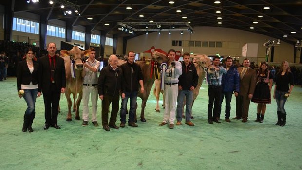 Senior Champion (Mitte): Schmibach's Collection Corella, Schauteam Gisler - Pflug und Beni Schmid, Romoos / Reserve Senior Champion (rechts): Wendelins Moiado Legassy, Wendelin Casutt-Cathomen, Falera / Mention Honorable (links): Pius Schuler's Glenn Glena, Paul Kälin-Merz, Steinen