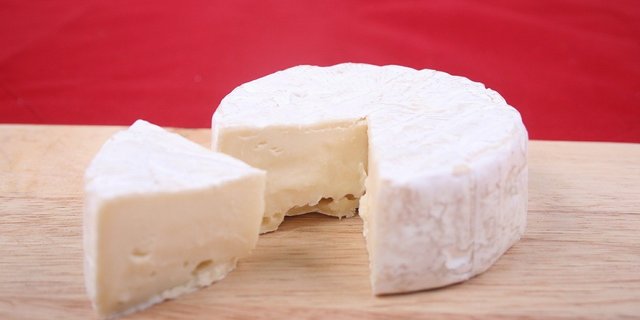 Bei den Listerienfällen im Mai 2020 war eine briete Palette von Käse aus der Käserei Vogel betroffen, z. B. Brie, Schaf-, Ziegen- und Rahmkäse. (Symbolbild Pixabay)