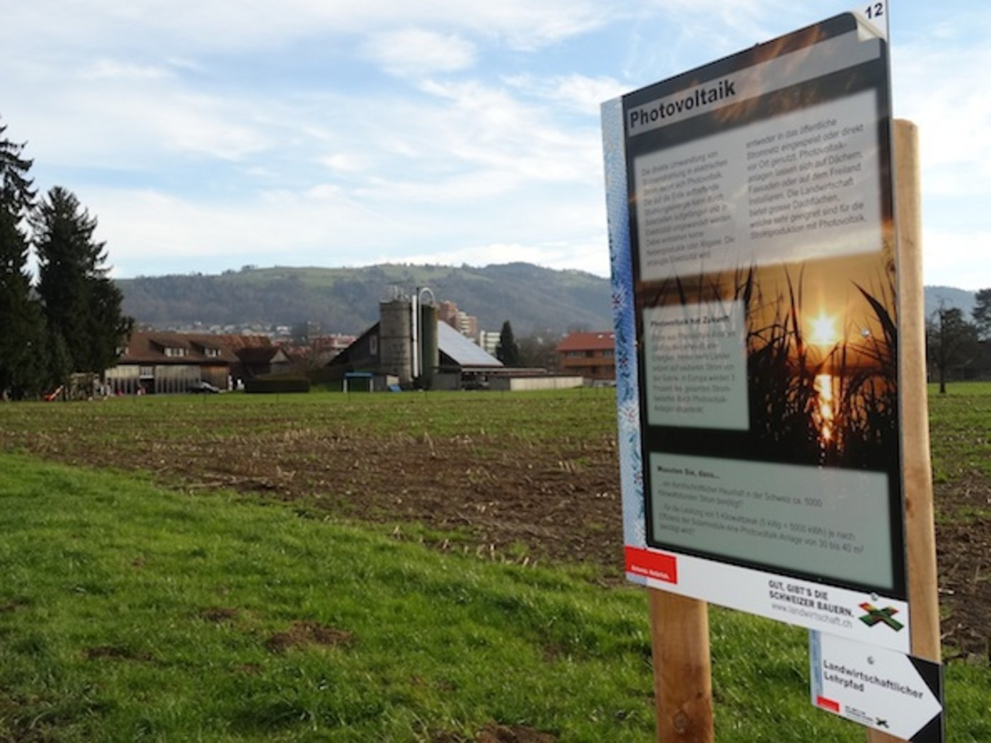 Die Infotafeln wurden themenbezogen platziert, hier nahe einer Photovoltaikanlage auf dem Scheunendach links.
