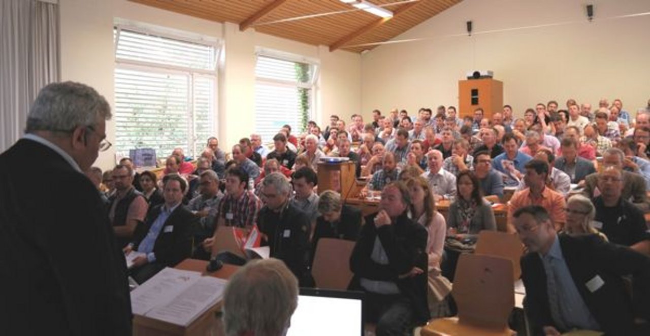 Jean Ulmann präsidiert die Versammlung in der vollen Aula am LBZ Liebegg. (Bild Josef Kottmann)