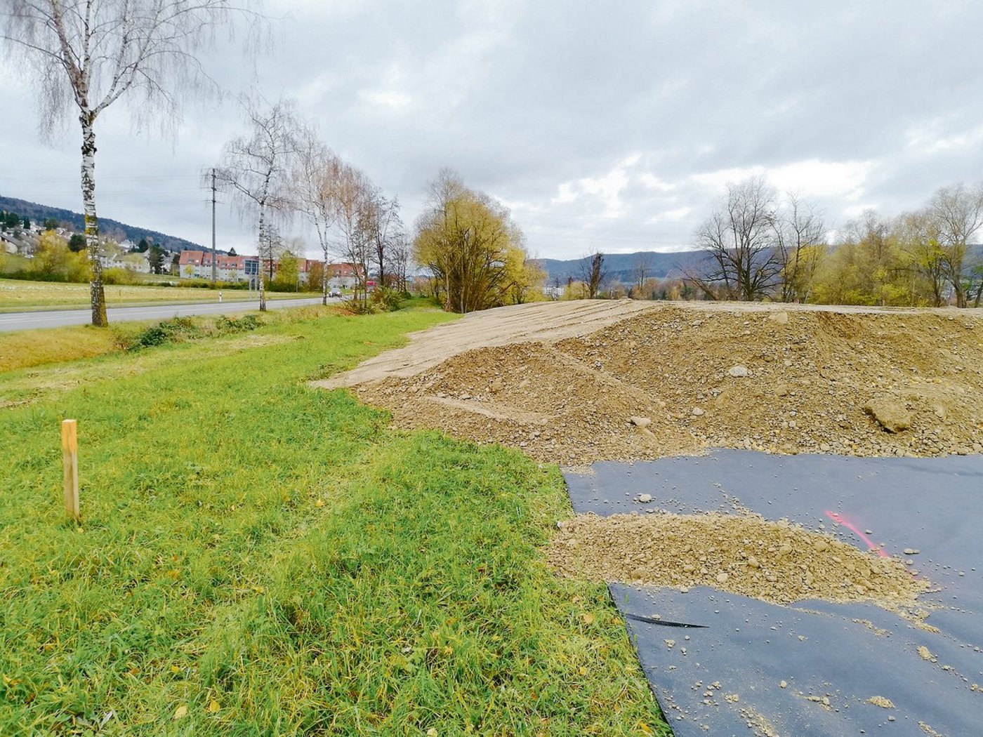 Ein Vlies über die Humusschicht und Kies darüber: Der Zürcher Bauerverband protestiert scharf gegen das Vorgehen des Kantons. Dieser hat das Grundstück für den Naturschutz erworben. Es soll eine artenreiche Magerwiese entstehen. (Bild zVg)