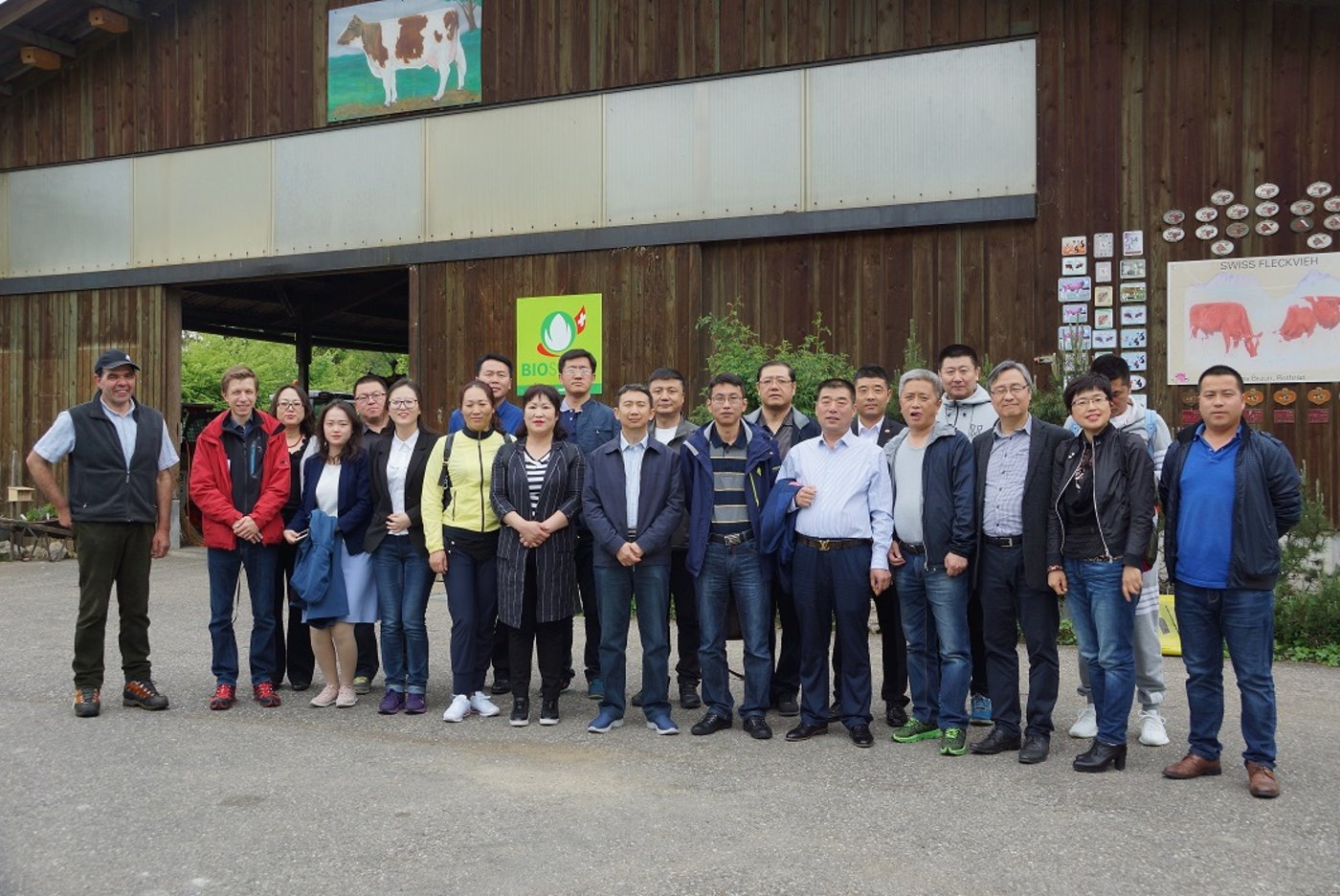 Die Vertreter der Viehzucht- und Lebensmittelbranche aus der Provinz Heilongjiang zu Besuch bei Hans Braun (links), 2.v.l. Projektleiter Benjamin Stauffer von der Fachhochschule Nordwestschweiz.