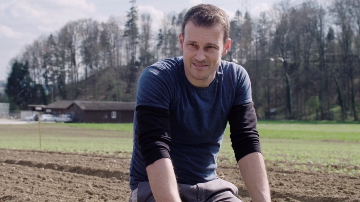 Roland Hubler hat den Betrieb in Wiedlisbach BE letztes Jahr von seinem Vater Robert übernommen. (Screenshot Kurzfilm «Integriert - zwischen Umwelt & Preis»)