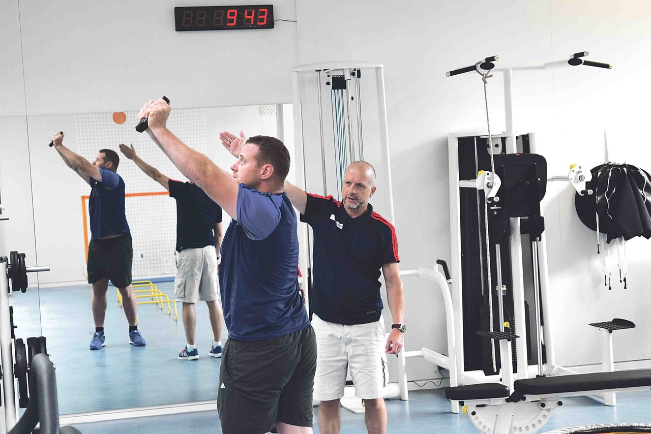 Nur Leichtgewichte: Der Rücken macht Sorgen, darum ist im Moment Reha angesagt. Trotz viel Disziplin, die es für den Spitzensport braucht, hat Simon Anderegg die Motivation und Freude am Training nicht verloren. (Bild Daniela Joder)