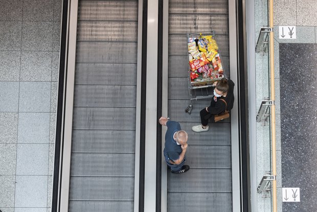 Kunden im Einkaufszentrum «Lago» in Konstanz (Deutschland), aufgenommen am 15. Juni 2020. An diesem Tag wurden die Grenzen nach dem Lockdown wieder geöffnet. (Bild Keystone/Gian Ehrenzeller)