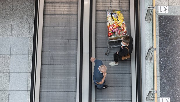 Kunden im Einkaufszentrum «Lago» in Konstanz (Deutschland), aufgenommen am 15. Juni 2020. An diesem Tag wurden die Grenzen nach dem Lockdown wieder geöffnet. (Bild Keystone/Gian Ehrenzeller)