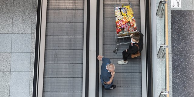 Kunden im Einkaufszentrum «Lago» in Konstanz (Deutschland), aufgenommen am 15. Juni 2020. An diesem Tag wurden die Grenzen nach dem Lockdown wieder geöffnet. (Bild Keystone/Gian Ehrenzeller)