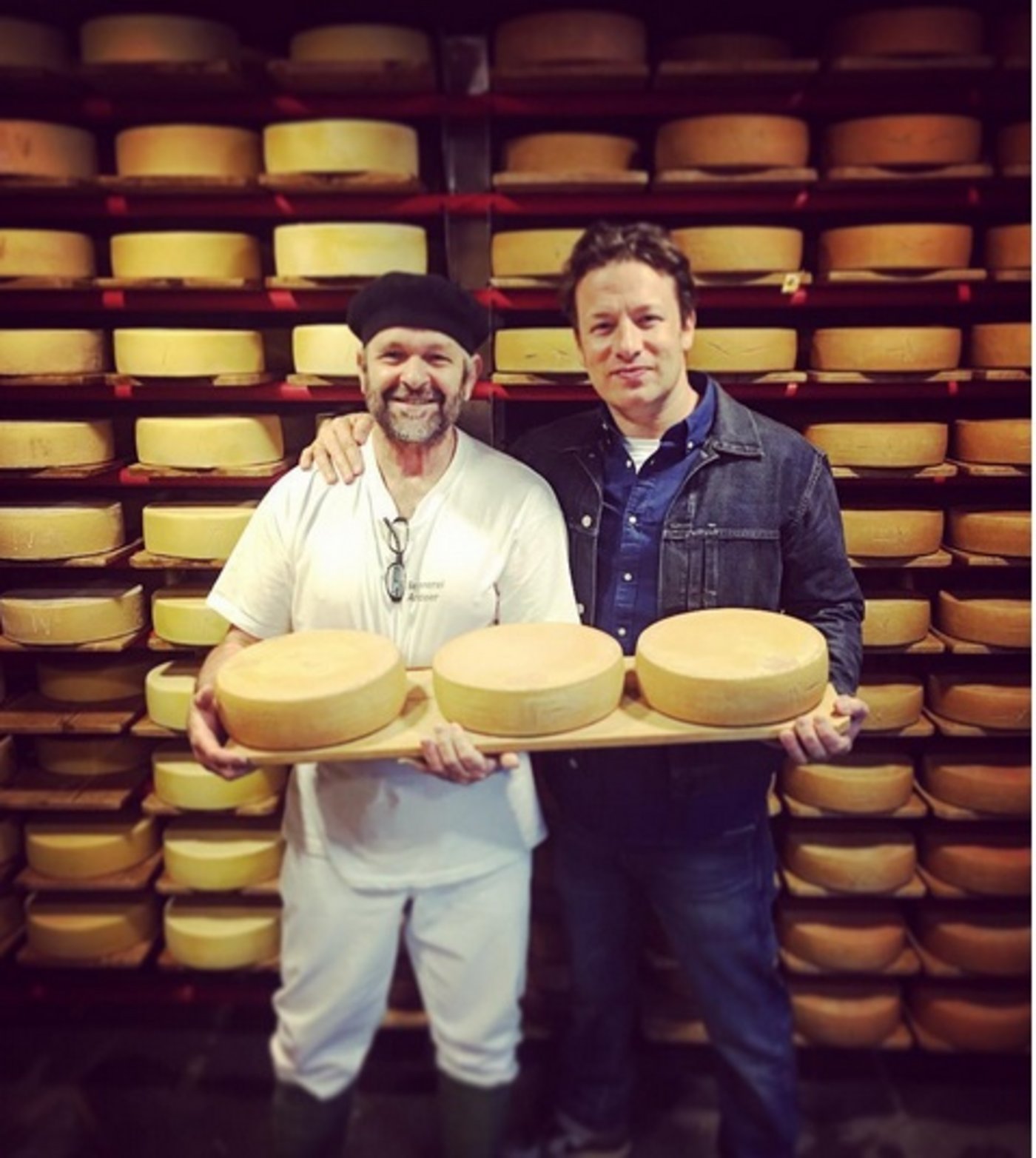 Der britische Starkoch dokumentierte seinen Graubünden-Besuch auf Instagram. Er postete ein Bild von sich im Käsekeller, ... (Bilder instagram.com/jamieoliver)