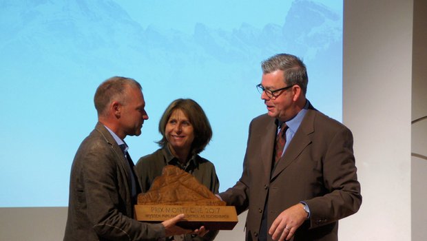 Übergabe des Prix Montagne 2017 an den Geschäftsführer der Wyssen Avalanche Control AG, Samuel Wyssen. (Bild lid)