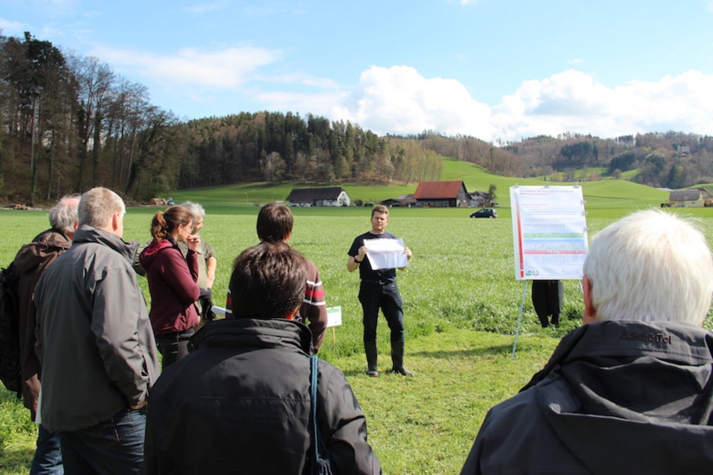Daniel Suter von Agroscope zeigt aus seiner Grafik, dass die jährlichen Witterungsschwankungen krasser sind als klimabedingte Veränderungen. "Mischungen sind eine Versicherung für die Futterbauer", so Suter.