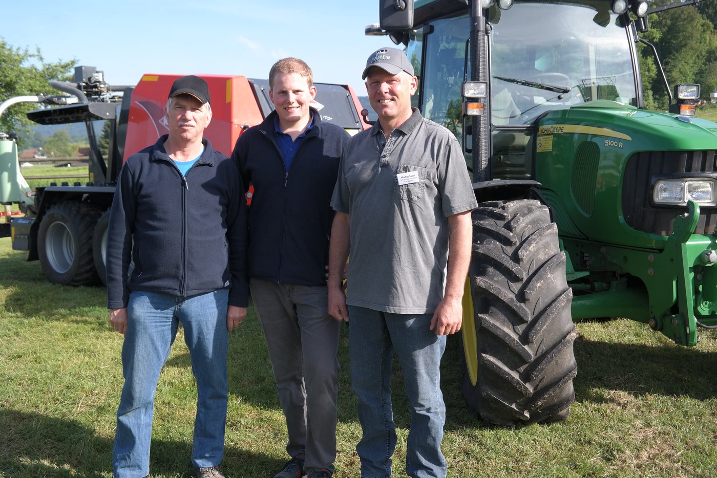(V.l.n.r.) Die Tierhaltergemeinschaft auf dem Steinhof: Werner Zobrist, Michael Suter und dessen Vater Markus Suter.