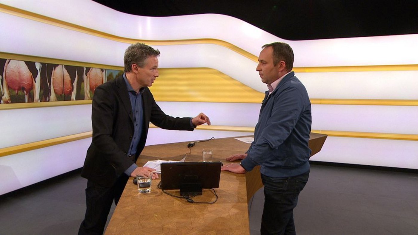 Konfrontation im Kassensturz-Studio: Swissherdbook-Präsident Markus Gerber (rechts) stellt sich den Fragen von Moderator Ueli Schmezer. (Bild Copyright by SRF)