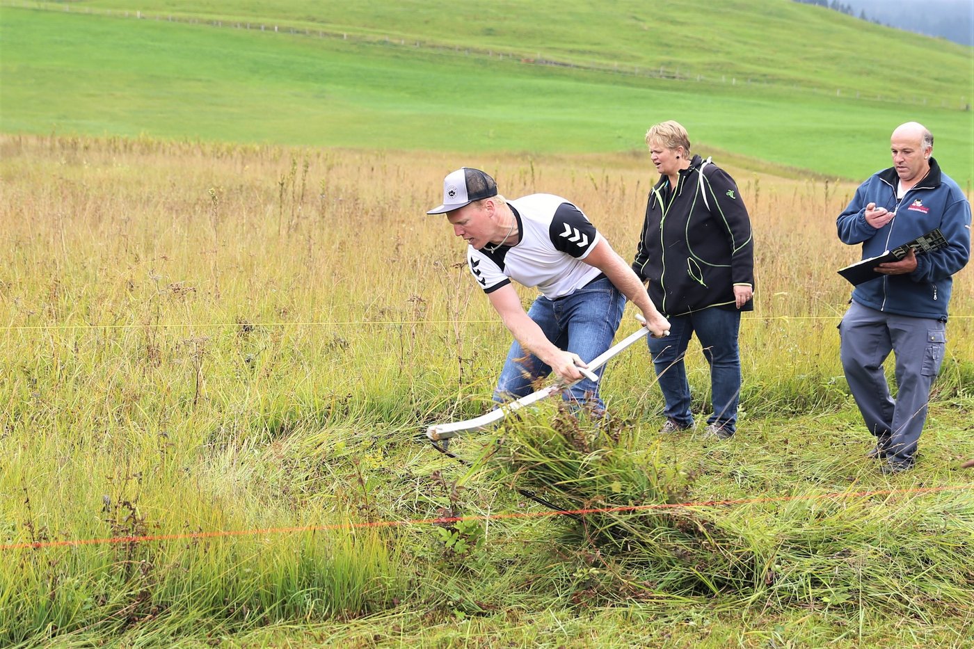 Erich Steiner aus Rickenbach wird von der mehrfachen Schweizermeisterin und OK-Präsidentin Margrit Föhn-Wiget angetrieben. 