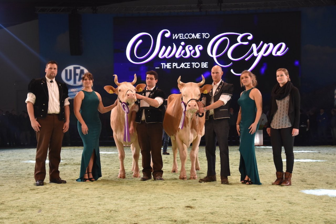 Grande Championne der Simmental wurde (links) Ryters Flavio Amylou, Hanspeter und Peter Ryter, Kandergrund. Simmenoud Adi Fantasie von Antoine und Sébastian Menoud aus Sâles stand gleich hinter ihr. (Bilder jba)