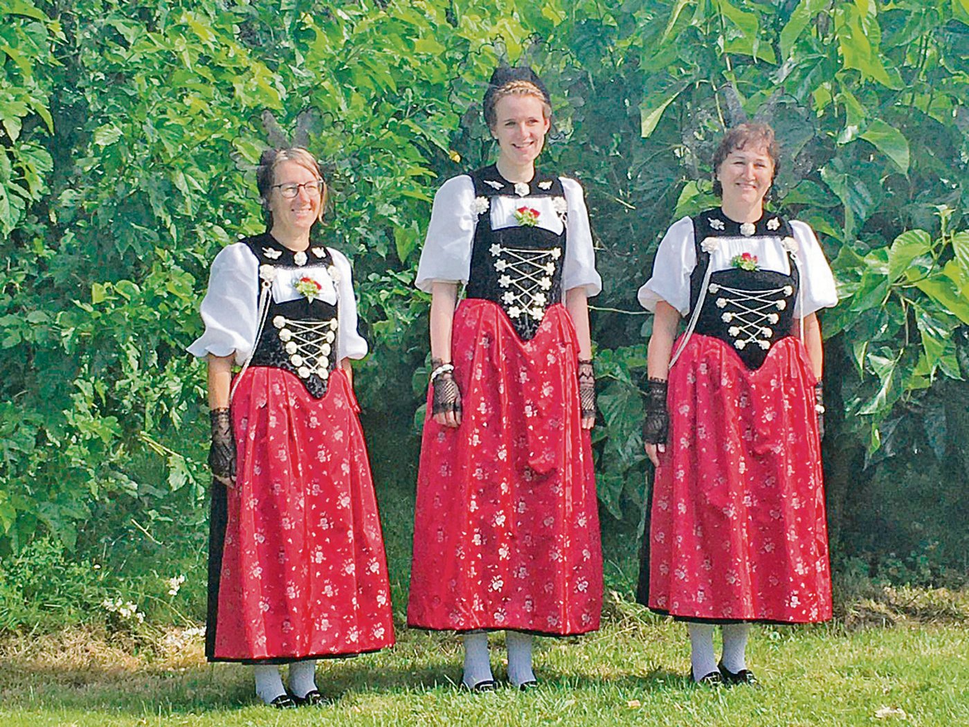 Jrene Burkhalter, Barbara Moor und Eva Orsinger (v. l. n. r.) präsentierten die neue Schürze. (Bild Danielle Zaugg)