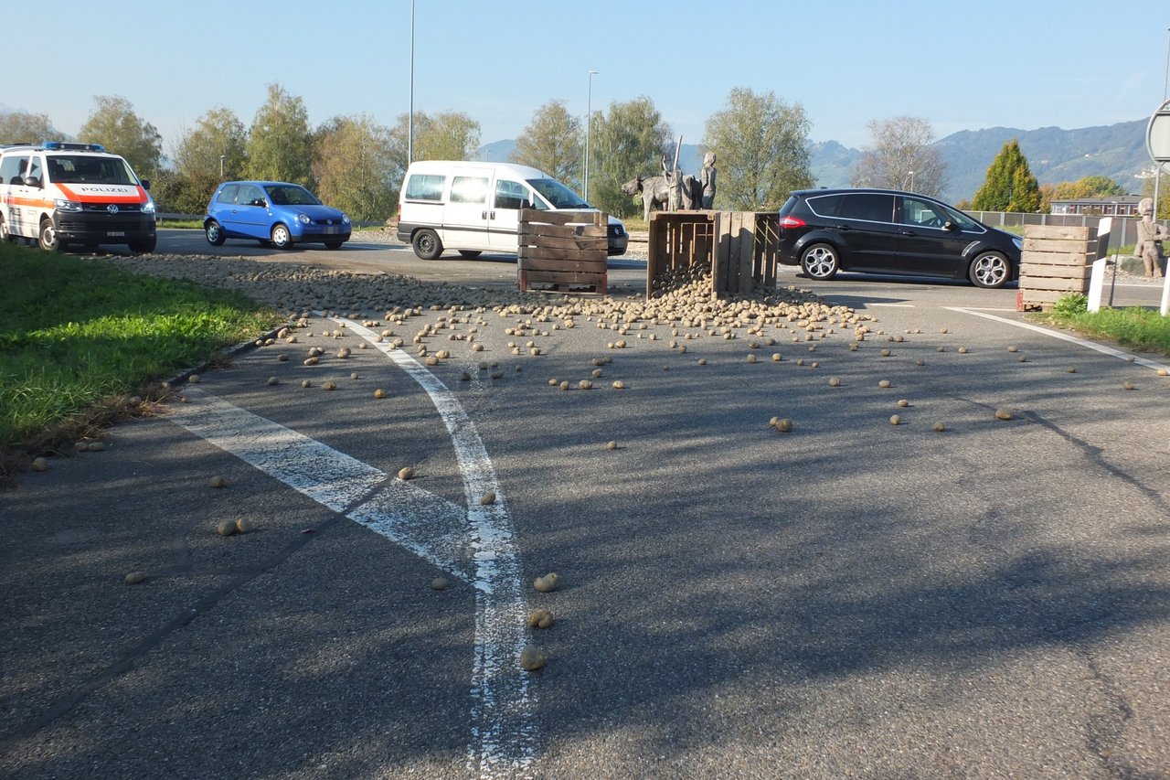 Mehrere Paloxen Kartoffeln landeten auf der Strasse. (Bilder Kapo SG)