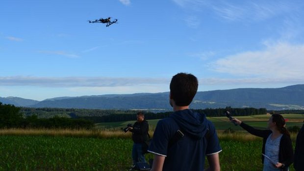 Die Drohne überfliegt ein Feld auf der Suche nach Rehkitzen. (Bilder SOBV)