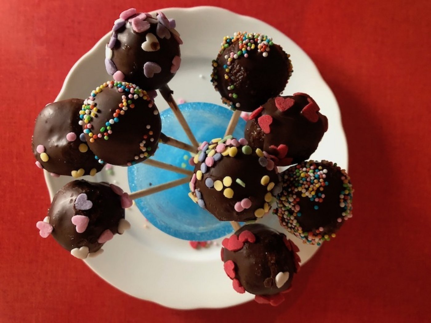 Cakepops, damit kann man auf attraktive Art alten Kuchen verwerten. 