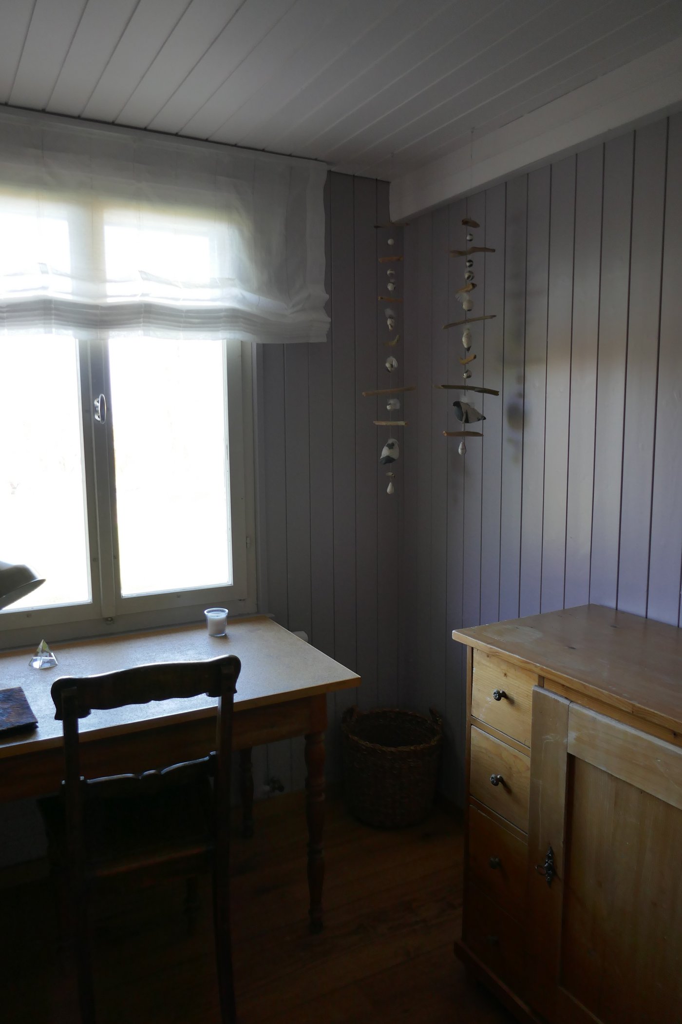 Im ganzen Haus wurde das dunkle, alte und abgenutzte Wand- und Dielentäfer mit sorgsam ausgewählten Farben aufgefrischt. Schwere Vorhänge ersetzte Christa durch kostengünstige leichte und luftige Stoffe. (Bild Christa Felder)