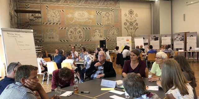 In Workshops wird an der Tagung «Suizidprävention in der Landwirtschaft» versucht, Lösungsansätze zu finden. (Bild et)