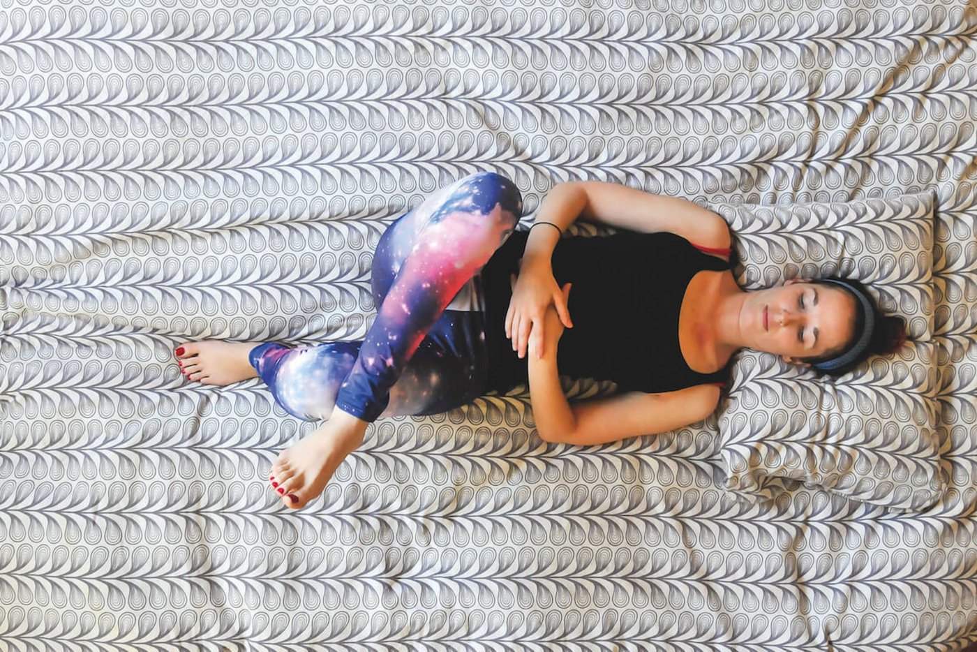 Beine aufstellen. Den rechten Knöchel  auf das linke Knie legen. Das rechte Knie nach aussen kippen lassen. Einige Atemzüge so bleiben, dann Seite wechseln.