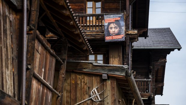 Abstimmungsplakat an einem Chalet im Unterwallis: In ländlichen Gebieten und bäuerlichen Kreisen geniesst die Konzernverantwortungs-Initiative durchaus Sympathien. (Bild Keystone/Jean-Christoph Bott)