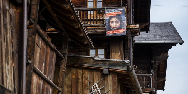 Abstimmungsplakat an einem Chalet im Unterwallis: In ländlichen Gebieten und bäuerlichen Kreisen geniesst die Konzernverantwortungs-Initiative durchaus Sympathien. (Bild Keystone/Jean-Christoph Bott)