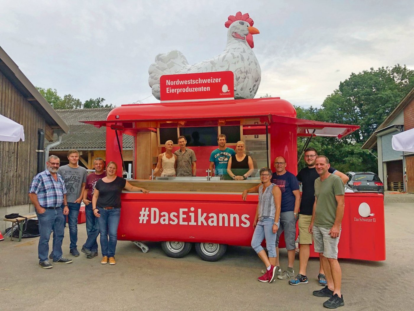 Das neue «Preimobil» des Vereins der neun Nordwestschweizer Eierproduzenten. Der auffällige Anhänger kann zu Werbezwecken gemietet werden. (Bild regio-ei)