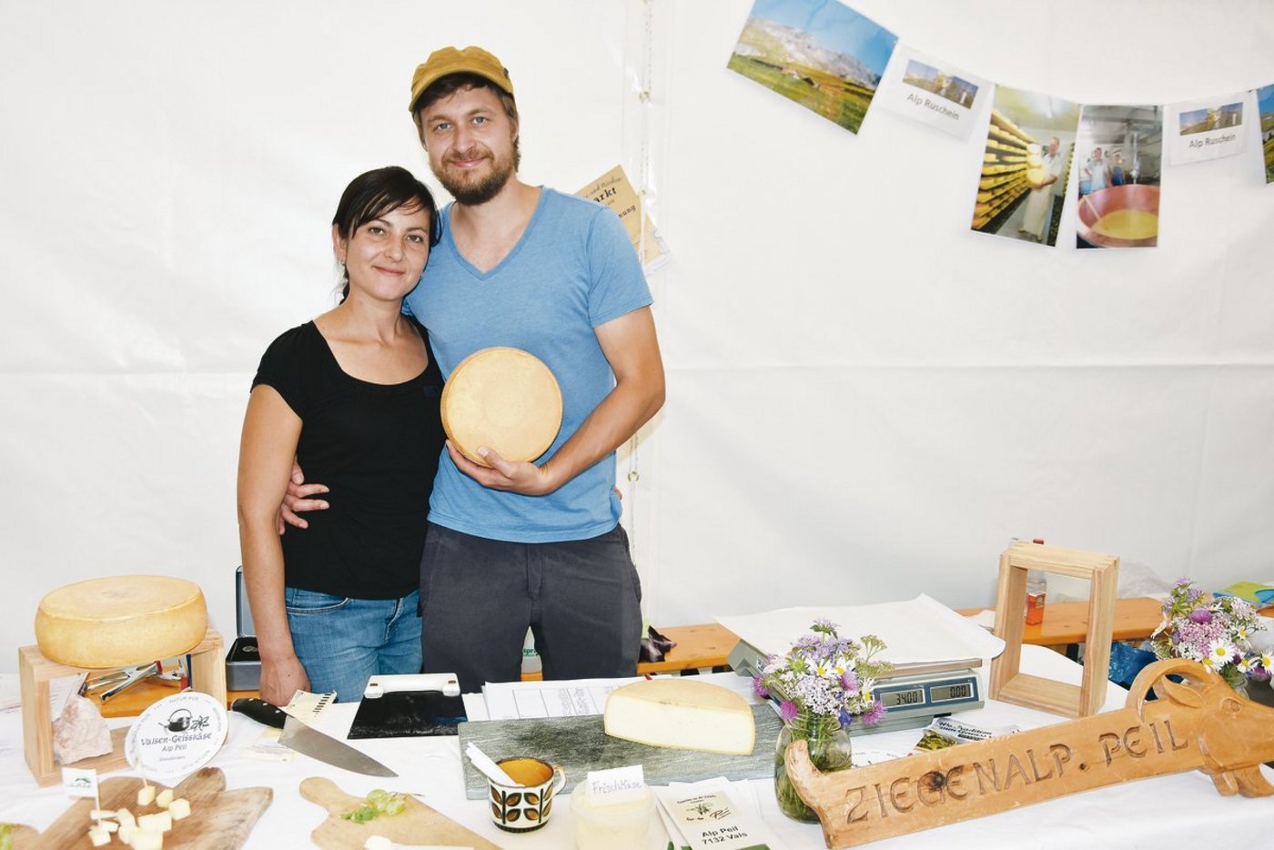 245 Ziegen verbrachten den Sommer auf der Alp Peil. Emilia Rogel Serna aus Spanien und Fabian Reissner aus dem Südtirol hüteten sie und stellten feinen Käse her.(Bilder Susi Rothmund)