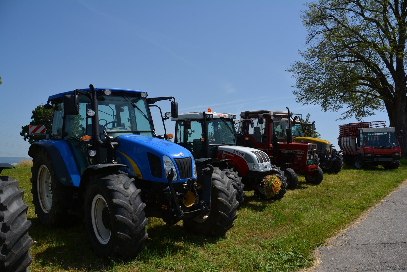 Einige der Absolventinnen und Absolventen reisten mit dem mit Blumen geschmückten Traktor an.
