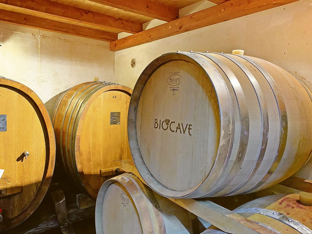 Blick in den Barrique-Keller: 23 Weinsorten stellt das Familienunternehmen her.