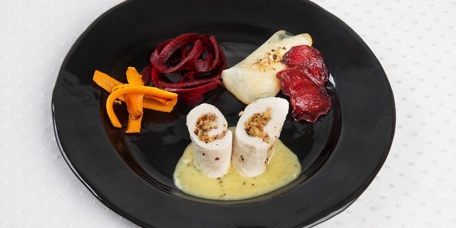 Gefülltes Pouletballotine mit Risotto und Gemüsechips. (Bild SRF/ Ueli Christoffel)