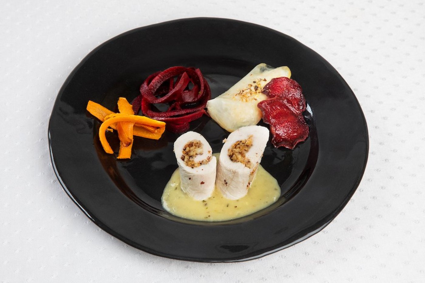 Gefülltes Pouletballotine mit Risotto und Gemüsechips. (Bild SRF/ Ueli Christoffel)