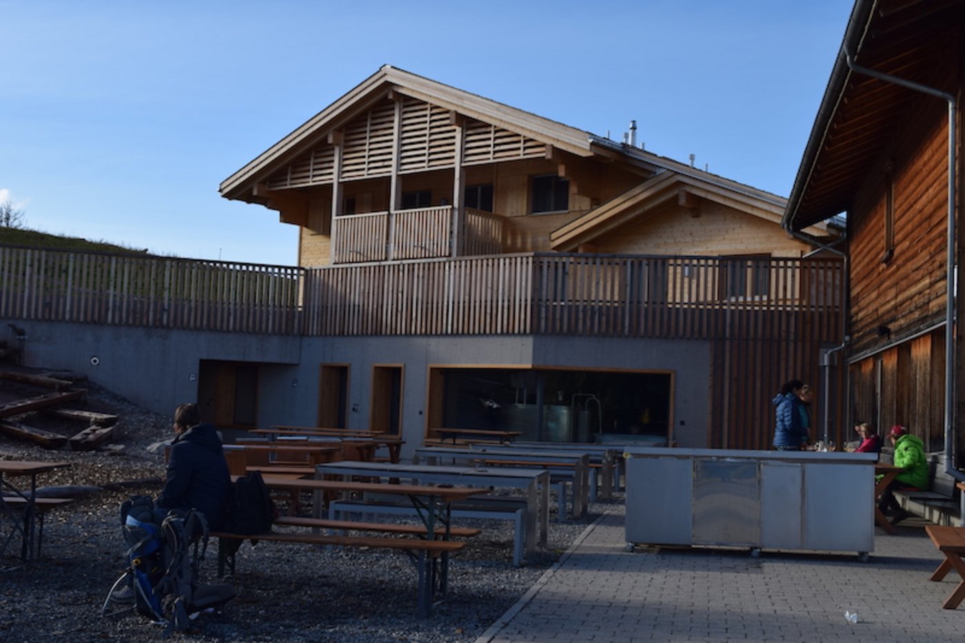 Von der Dachterrasse, aber auch im Restaurant hat man Einblick in die Käserei und kann während der Alpsaison eins zu eins verfolgen, wie Käse, Joghurt und Alpbutter hergestellt werden.