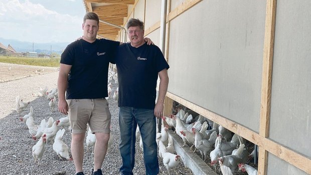 Marc (links) und Fritz Herren brauchten sehr viel Geduld, bis der neue Stall stand. Ihren Humor haben sie nicht verloren.