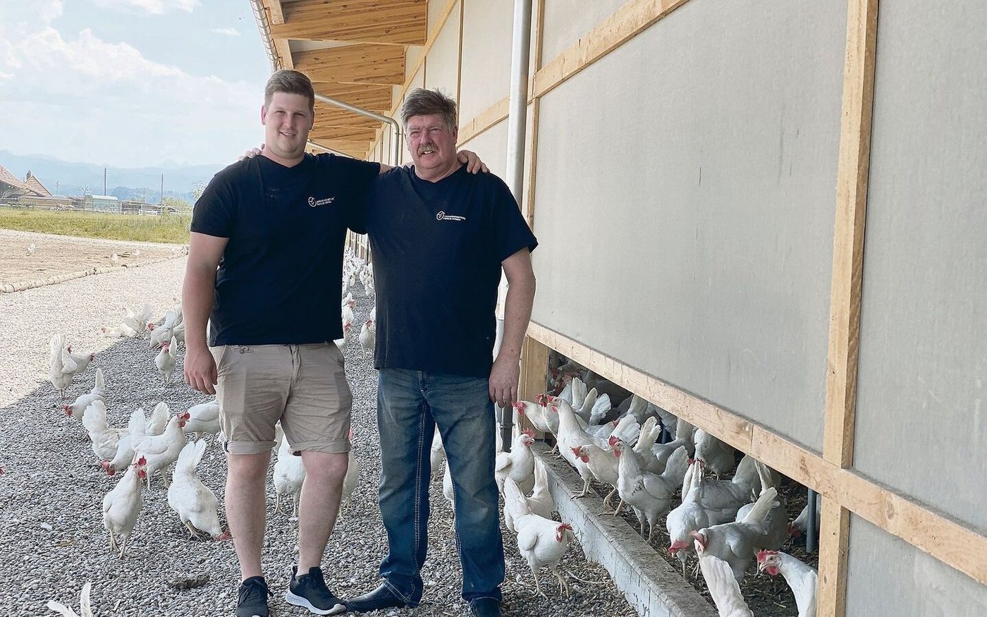 Marc (links) und Fritz Herren brauchten sehr viel Geduld, bis der neue Stall stand. Ihren Humor haben sie nicht verloren. 