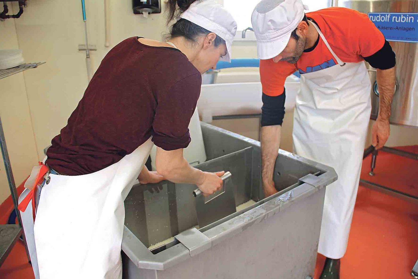 Anita Triaca und Fabian Brandenberger beim Käsen. 