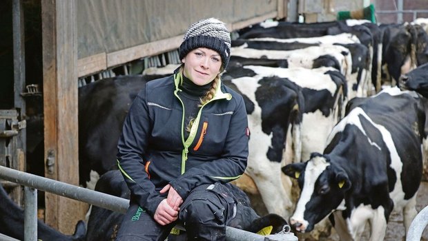 Nadia Burger betreut eine 40-köpfige Holsteinherde mit Aufzucht. Seit dem Unfalltod ihres Vaters führt sie den Betrieb im aargauischen Freienwil, unterstützt von ihrer Mutter.