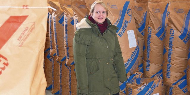 Auch kleinere Kunden bekommen bei ihr das individuelle Futter in gewünschter Form geliefert: Niederhäuser-Geschäftsführerin Marlene Kamber.