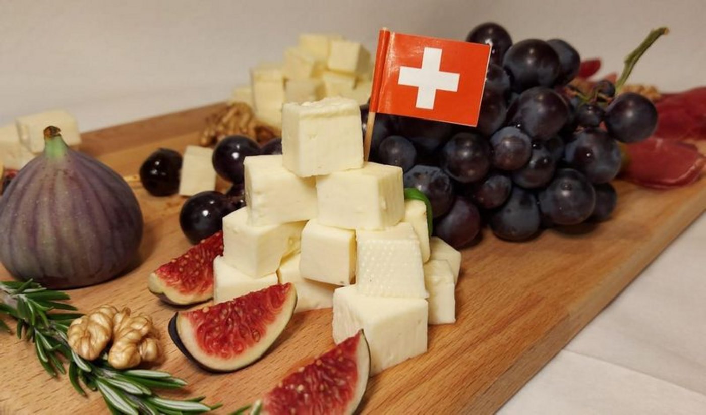 Der Salzlakenkäse mit den Balkanwurzeln macht sich auch gut auf dem Apero-Teller. (Bild Lindi)