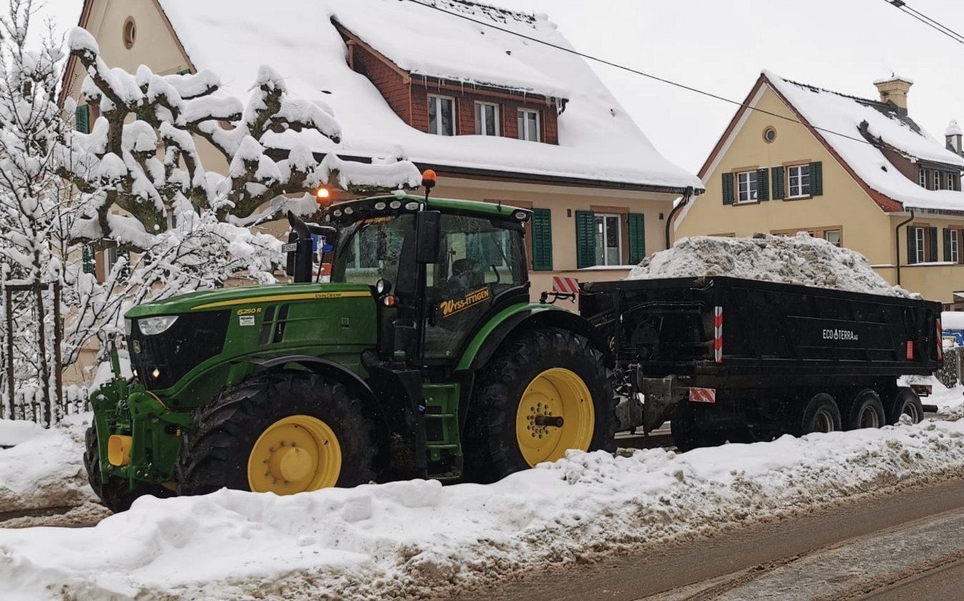 Die Schneemassen müssen weg. Sie nur zur Seite zu schieben, reichte nicht mehr. 