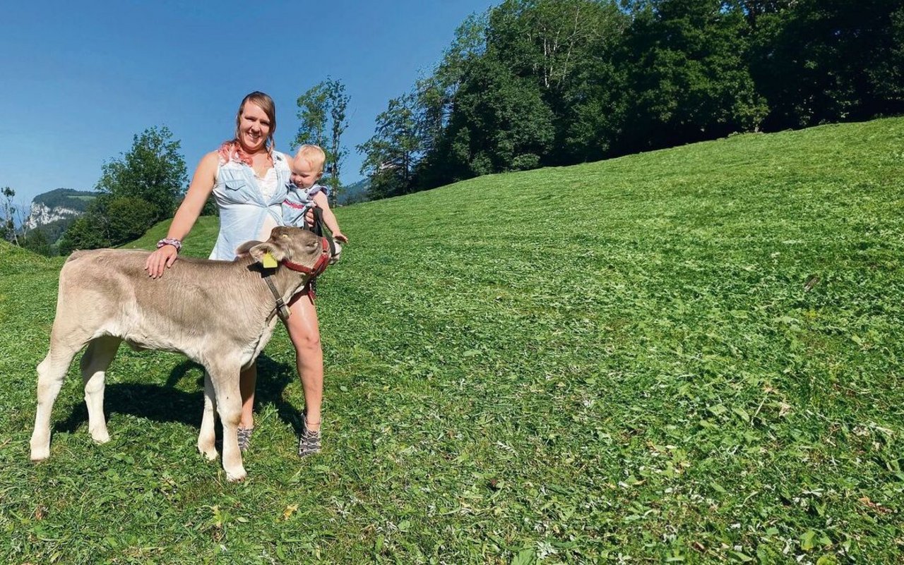 Christine Elsener mit Tochter Milena (fast 1 Jahr) und einem Kalb ihres Vermieters. Die Liebe zu Tieren scheint sich vererbt zu haben, wenn man sich die begeisterte Miene der Kleinen so anschaut. 