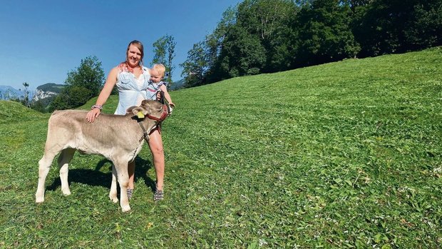 Christine Elsener mi Christine Elsener mit Tochter Milena (fast 1 Jahr) und einem Kalb ihres Vermieters. Die Liebe zu Tieren scheint sich vererbt zu haben, wenn man sich die begeisterte Miene der Kleinen so anschaut.