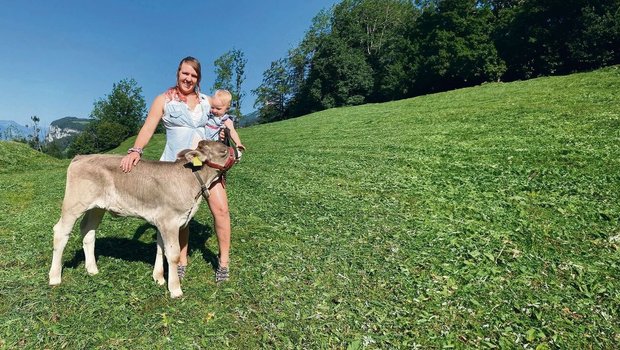 Christine Elsener mit Tochter Milena (fast 1 Jahr) und einem Kalb ihres Vermieters. Die Liebe zu Tieren scheint sich vererbt zu haben, wenn man sich die begeisterte Miene der Kleinen so anschaut. 