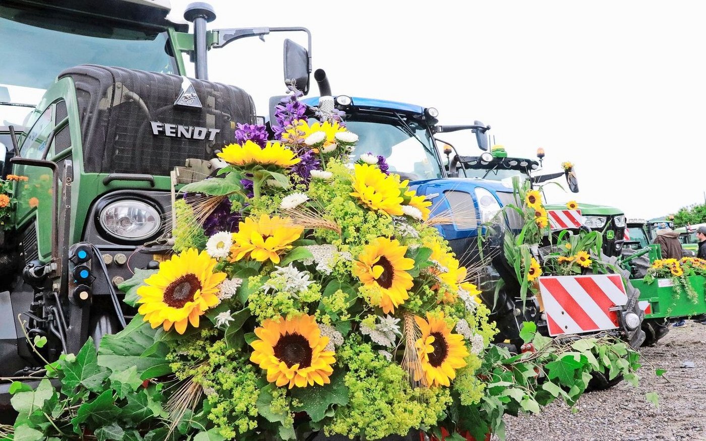 Mit geschmückten Traktoren wird der Lehrabschluss gefeiert. Damit beginnt der Übergang von der Theorie zur Praxis und zum eigenen Betrieb.