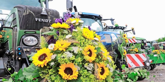 Mit geschmückten Traktoren wird der Lehrabschluss gefeiert. Damit beginnt der Übergang von der Theorie zur Praxis und zum eigenen Betrieb.