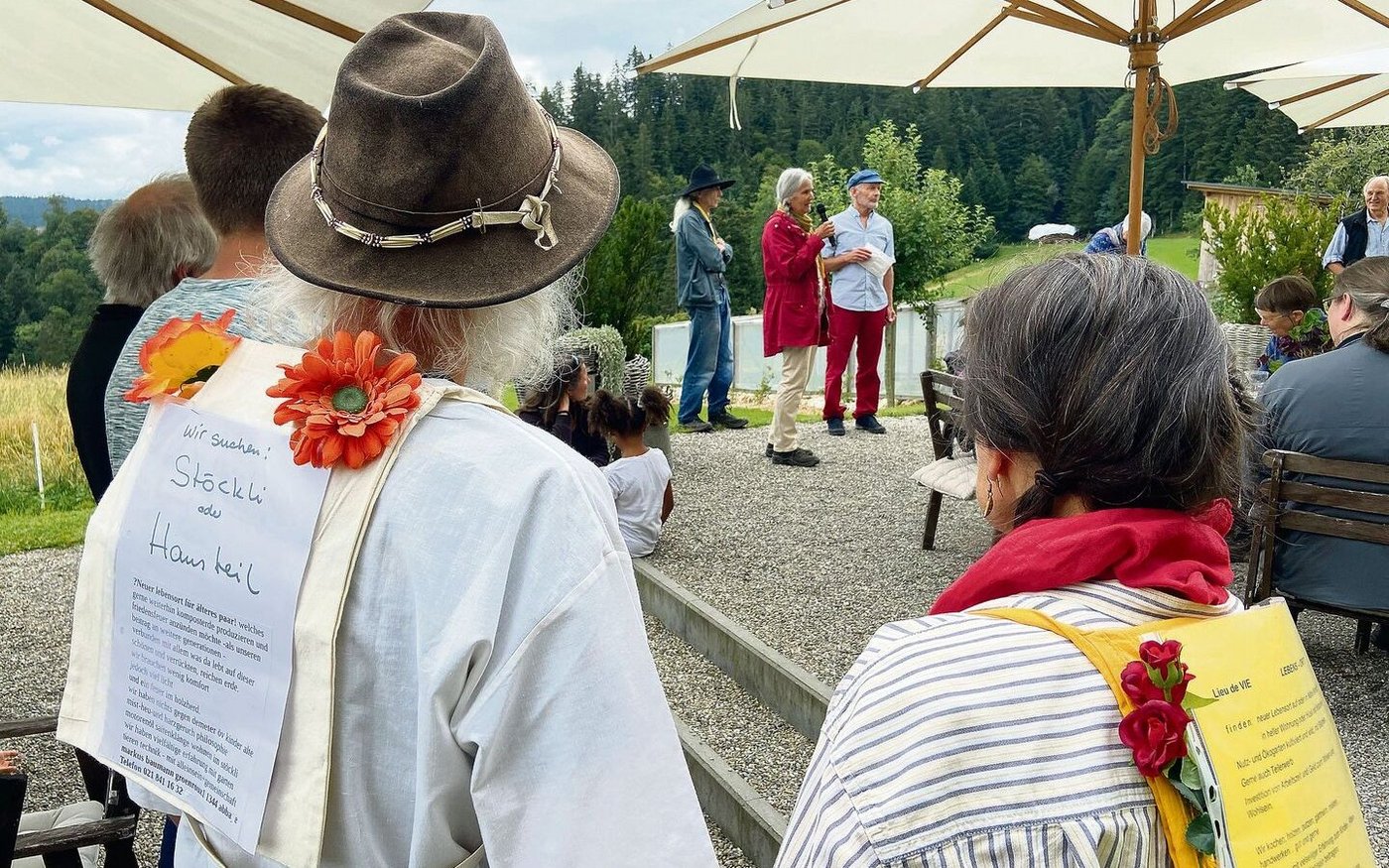 An der Jubiläumsfeier gab es nicht nur Reden (im Hintergrund am Mikrofon Ex-Präsidentin Claudia Capaul), sie bot auch die ideale Gelegenheit für die Suche nach einem Stöckli oder Hausteil.