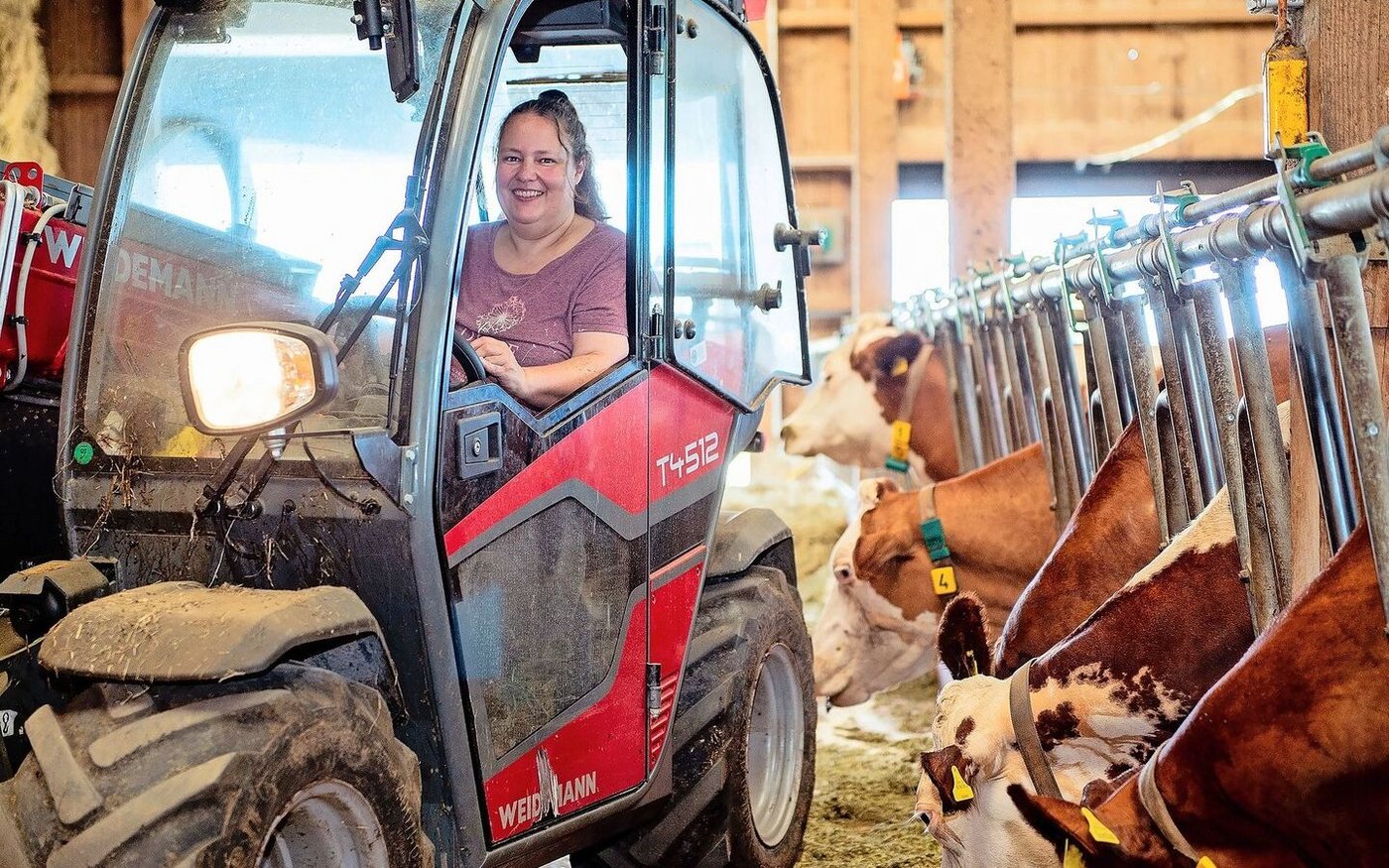 Seit Anfang Jahr ist Doris Häfliger Betriebsleiterin. Traktor fahren und Maschinen bedienen – beides macht sie gerne und souverän.